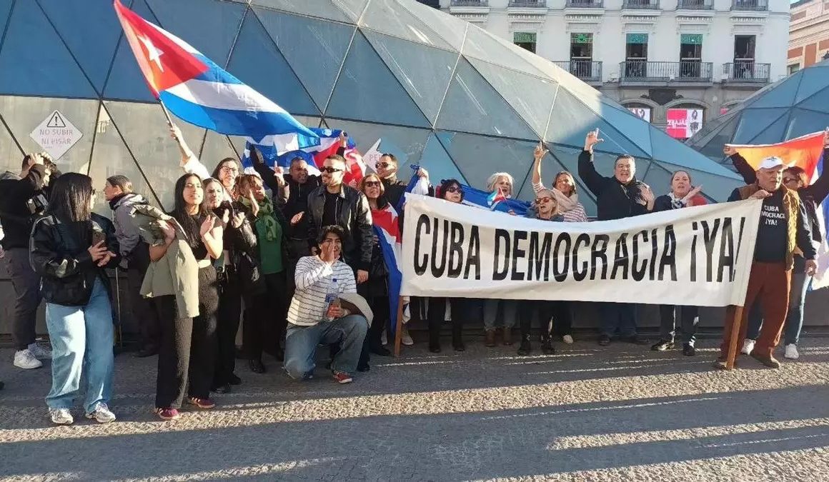 Cubanos en Madrid se concentran en la Puerta del Sol en apoyo a las protestas en la Isla